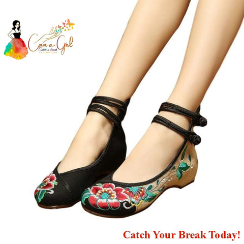 Catch A Break Flower Sandals - Black / 4 - Shoes